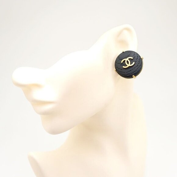 CHANEL CC Logos Black Round Wood Clip-On Earrings Gold Tone 94P Auth #11584 - Picture 3 of 5